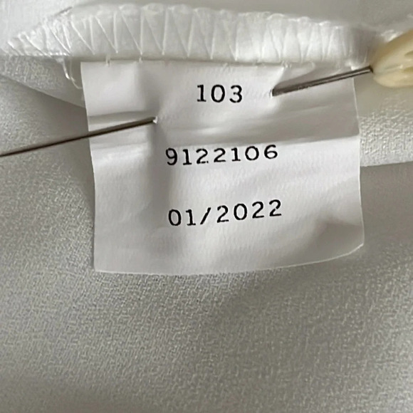 Vince Camuto V Neck Romantic Flowy Blouse in White - Size Small - Picture 7 of 7